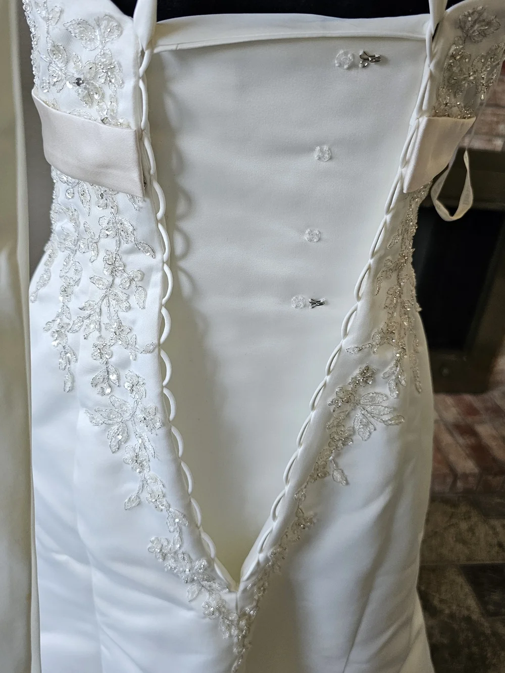 DAVID'S BRIDAL COLLECTION lace wedding dress with beaded metallic lace, size 6 - Picture 9 of 17